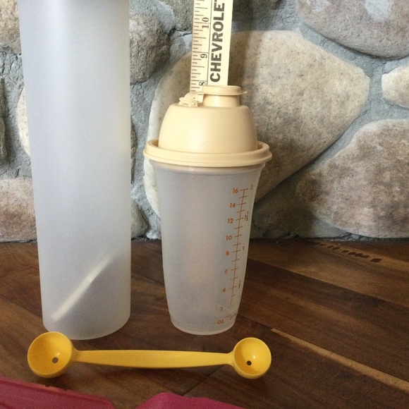 ✔️ Tupperware Lot Spaghetti Keeper, Shaker, Server, Melon Baller - Picture 3 of 7